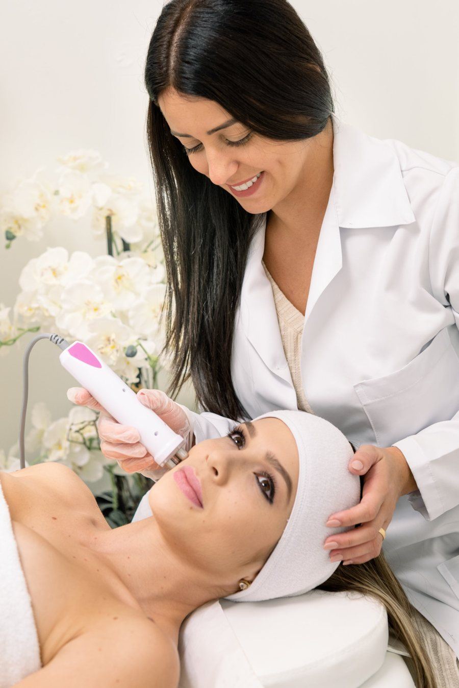 Franciele Bonfim performing a facial treatment at Nova